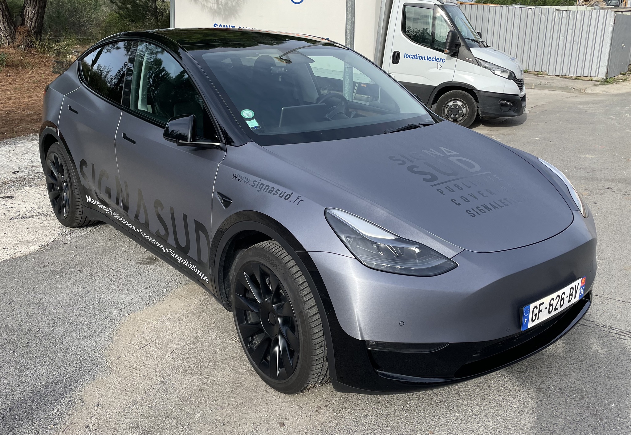 Total covering sur Tesla model Y à Genève situé dans la région  Auvergne-Rhône-Alpes. - ADForme